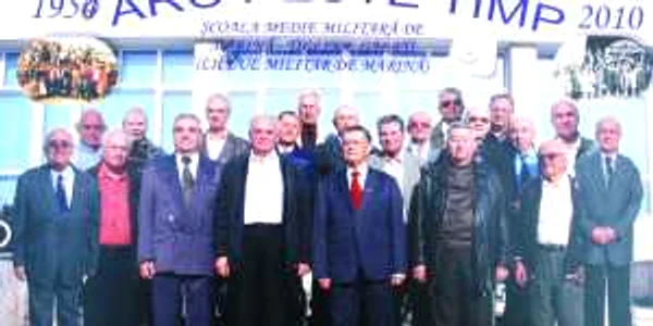Contraamiralul George Petre, în primul rând, cu cravată roşie - la aniversarea Liceului Militar de Marină