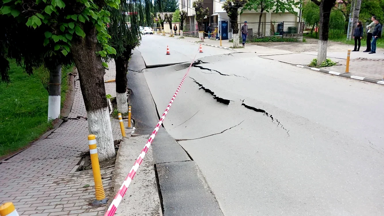 Stradă surpată în Slănic Prahova. FOTO: IGSU