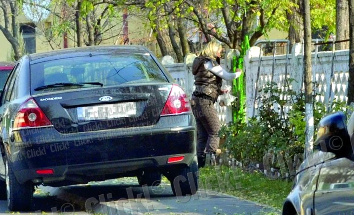 Blonda lui Petru  Mircea este fotografiată  în timp ce iese din curte
