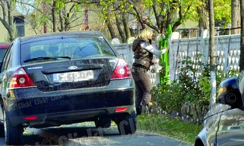 Blonda lui Petru  Mircea este fotografiată  în timp ce iese din curte jpeg