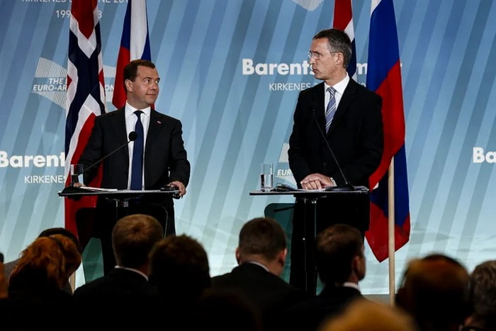 Prim-ministrul rus, Dmitri Medvedev, şi omologul său norvegian, Jens Stoltenberg, la Summit-ul
Barents din Kirkenes, la sărbătorirea a 20
de ani de cooperare în regiune. Foto: Flickr/Kilian Munch