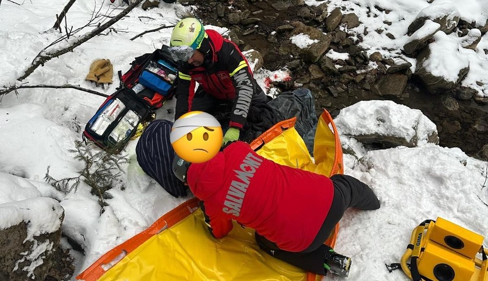 Prahova: Turist străin grav rănit după ce a sărit cu snowmobilul în albia unui pârâu a murit