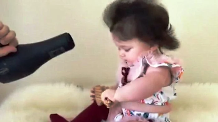 
    Ce grea e viaţa de bebeluş-vedetă: tot timpul trebuie să ai grijă de coafură...   