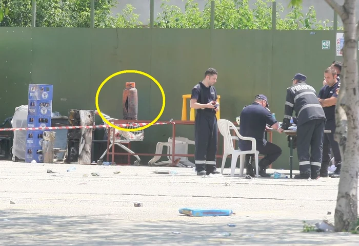 Pompierii au împrejmuit zona în care s-a produs deflagrația și nu lasă pe nimeni să se apropie. (Foto: Dorin Constanda)