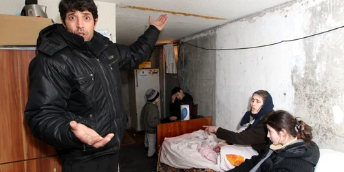 Familia Ascherov în locuinţa oferită de primărie