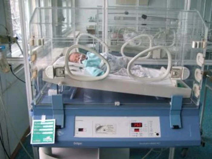 
    Bebelușul este internat la Terapie intensivă  