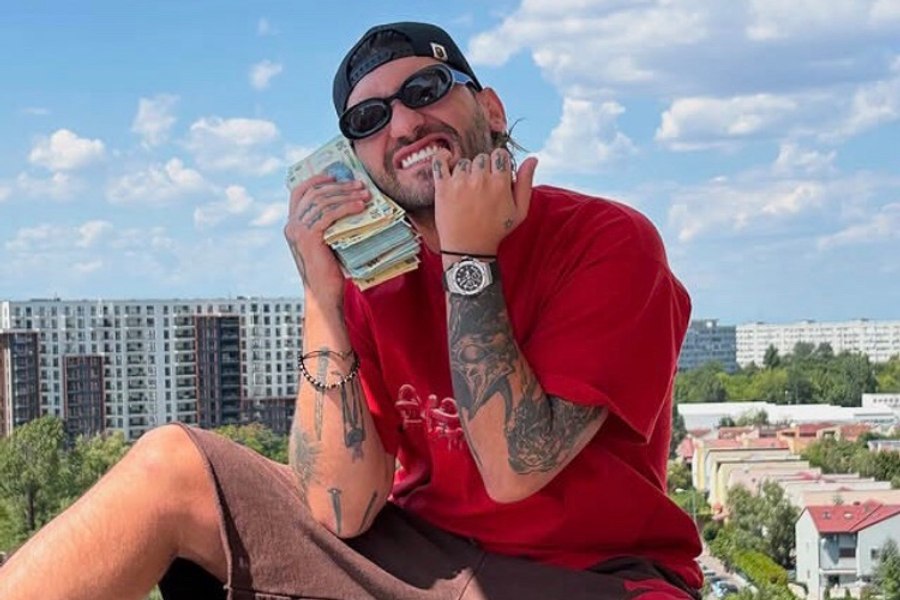 Trapperul Ian își pune cenușă în cap după ce a urinat pe scenă: „Știu că sunt idiot, dar nu m-am gândit”