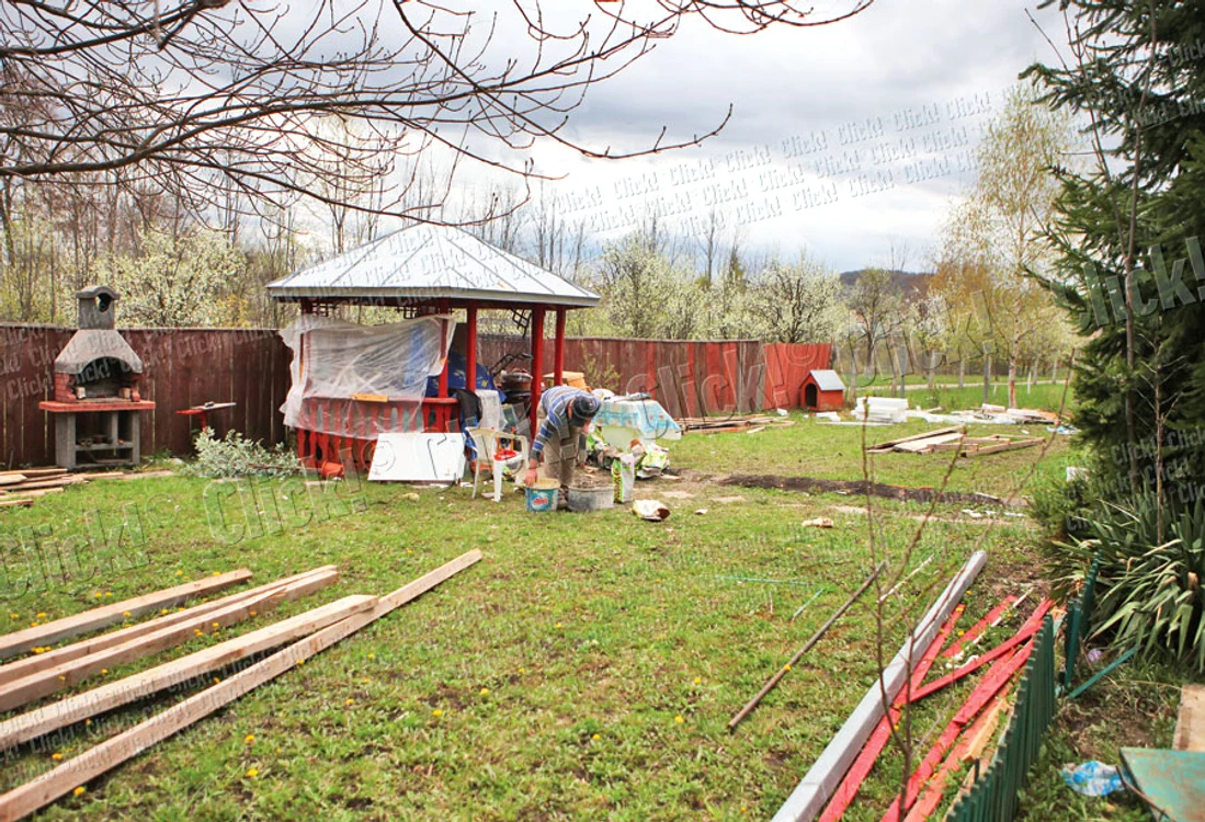 Muncitorii lucrează atât  la casă, cât şi la grădină