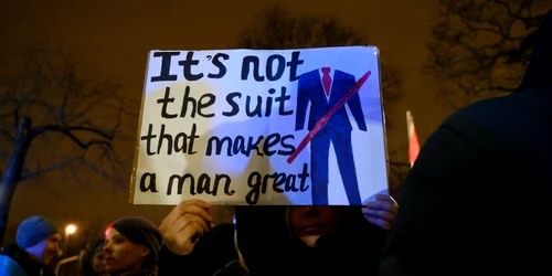 Imagine de la un protest în fața ambasadei SUA din Varșovia FOTO Profimedia