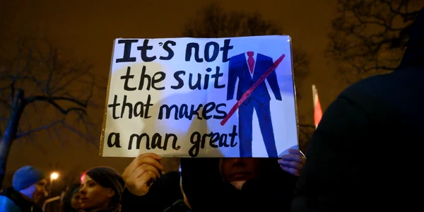 Imagine de la un protest în fața ambasadei SUA din Varșovia FOTO Profimedia