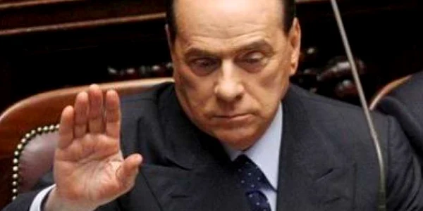 Pe Facebook Berlusconi pierde teren în faţa unei roşii