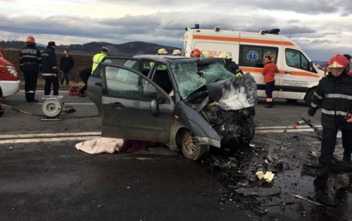 Şase persoane au fost rănite, în această dimineaţă (12 decembrie), după ce două maşini s-au ciocnit frontal pe DN 2FOTO: opiniabuzaului.ro