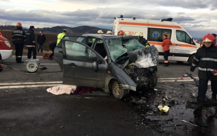
    Şase persoane au fost rănite, în această dimineaţă (12 decembrie), după ce două maşini s-au ciocnit frontal pe DN 2FOTO: opiniabuzaului.ro  