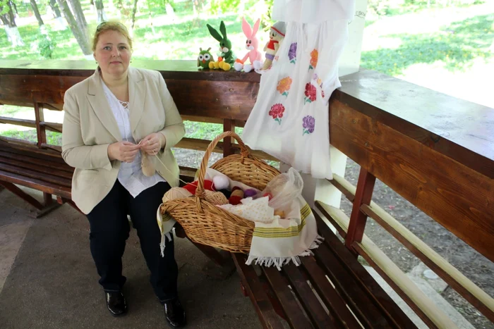 Gabriela Lupu şi păpuşile ei antistres FOTO Cosmin Zamfirache