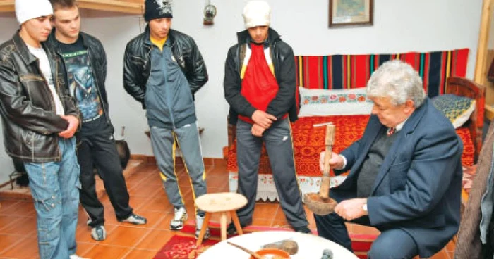 Tineri delincvenţi, alături de profesorul Ştefan Bălănescu