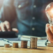 Energie - lumina - plafonare pret FOTO Shutterstock 