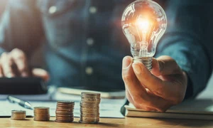 Energie - lumina - plafonare pret FOTO Shutterstock 