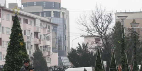 Pomul din centrul Bacăului a fost deja ornat