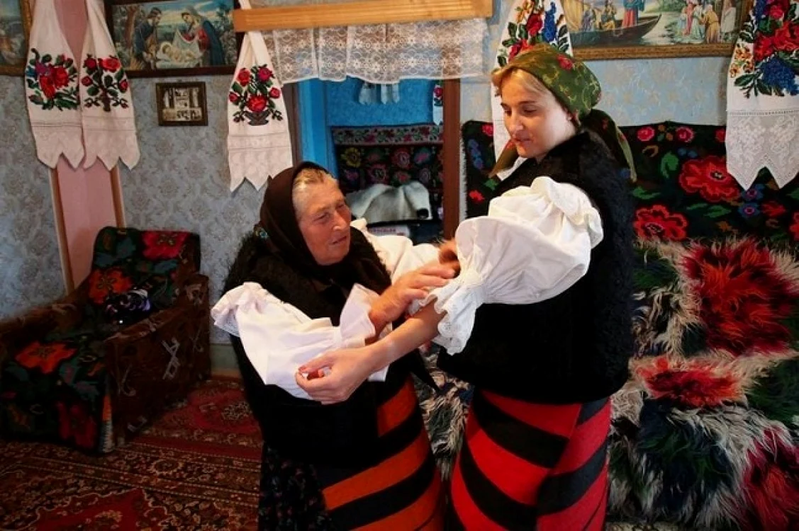 Generaţii de femei din satul maramureşan   Foto: Felician Săteanu