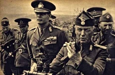 Regele Mihai și mareșalul Ion Antonescu, fotografie publicată în revista Signal, nr. 16, august 1941 (© Wikimedia Commons)