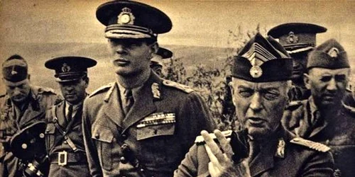 Regele Mihai și mareșalul Ion Antonescu, fotografie publicată în revista Signal, nr. 16, august 1941 (© Wikimedia Commons)
