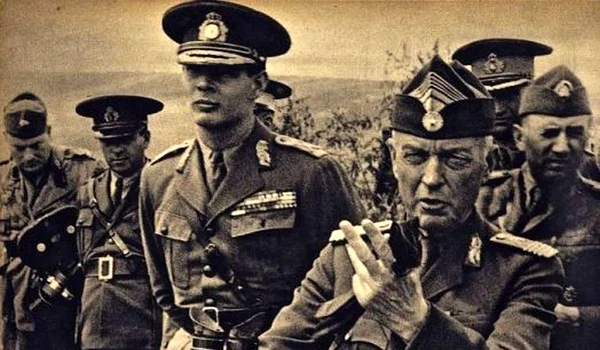 Regele Mihai și mareșalul Ion Antonescu, fotografie publicată în revista Signal, nr. 16, august 1941 (© Wikimedia Commons)