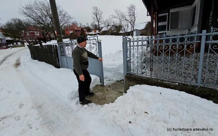 În Socet ninsorile au adus troiene mari pe drumuri și în curțile localnicilor. Foto: Daniel Guță. 