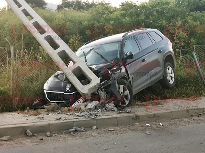 Mașina condusă de preot a doborât un stâlp de electricitate FOTO Vremea Nouă