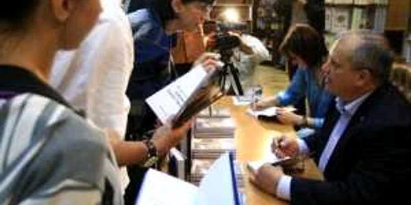 Dumitru Prunariu dă autografe la standul Adevărul