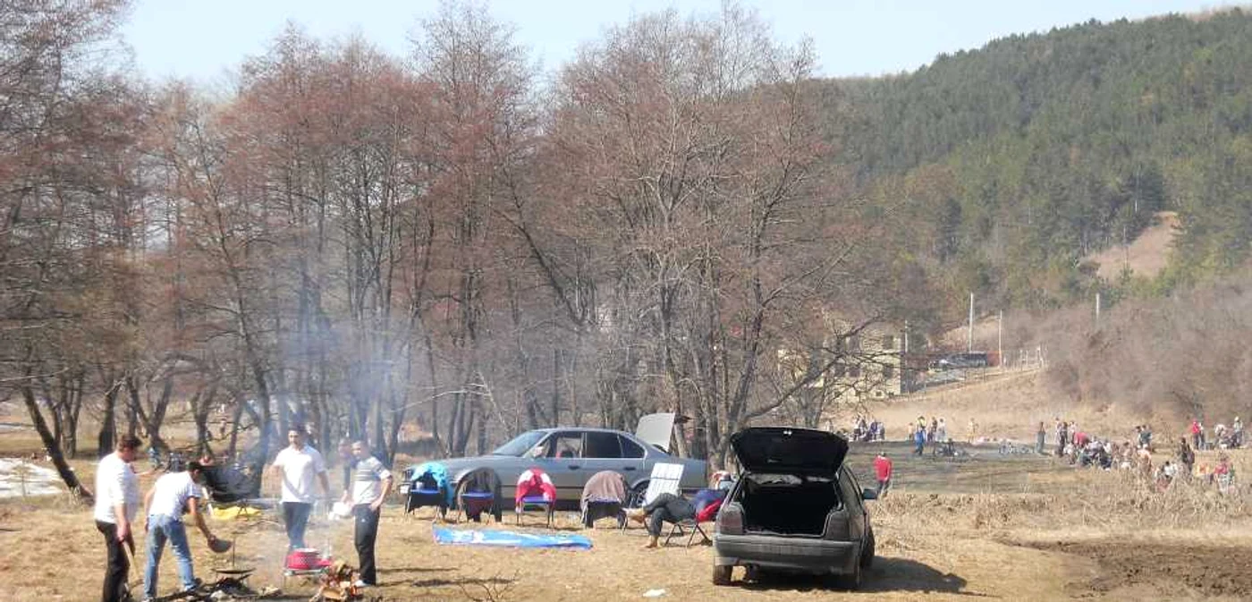 Sute de clujeni ies să facă grătare în fiecare weekend la Făget, lângă Cluj