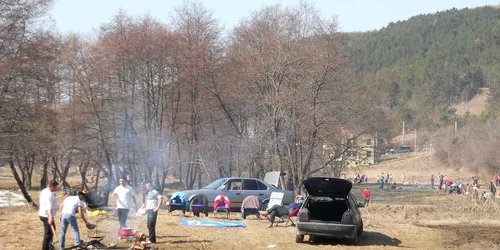 Sute de clujeni ies să facă grătare în fiecare weekend la Făget, lângă Cluj