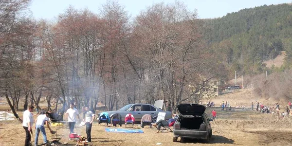 Sute de clujeni ies să facă grătare în fiecare weekend la Făget, lângă Cluj