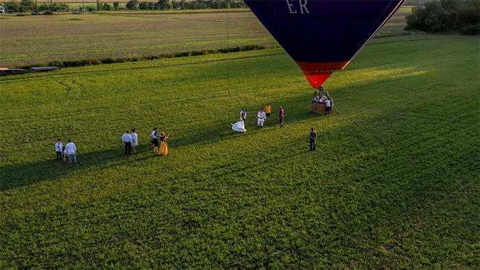 Mirii s-au plimbat cu balonul, apoi au urmat nuntașii