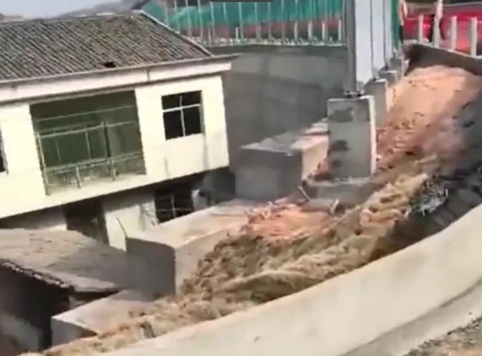 Casa din Jinxi, China, și autostrada construindu-se în jur. FOTO: captură video The Sun