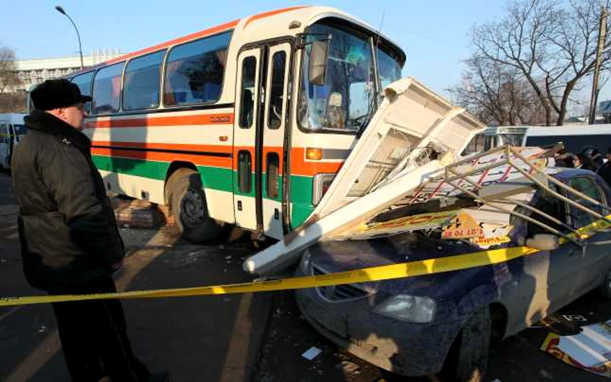 Victima a fost transportată imediat la Spitalul de Urgenţă, cu răni 
grave la membre. Medicii i-au amputat un picior. Foto: Tudor Iovu