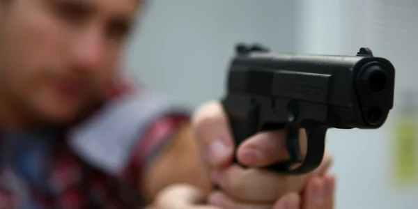 Avizele medicale pentru permisul de port armă se obţin pe şpagă