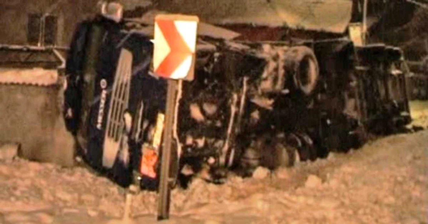 Accidentul a avut loc după lasarea întunericul, în condiţii meteo nefavorabile