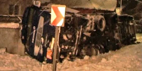 Accidentul a avut loc după lasarea întunericul, în condiţii meteo nefavorabile