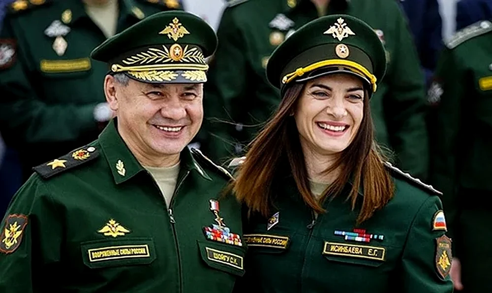 Elena Isinbaeva, de Ziua Victoriei, alături de Serghei Șoigu