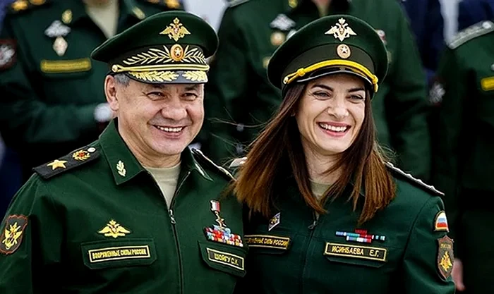 Elena Isinbaeva, de Ziua Victoriei, alături de Serghei Șoigu