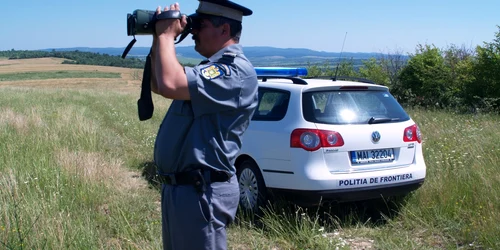 Un poliţist de frontieră a intrat în flăcări pentru a salva o domnişoară de 20 de ani 