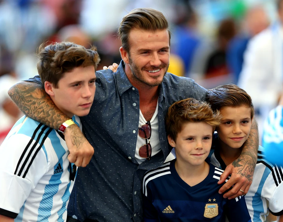 
    David Beckham, alături de fiii săi, Brooklyn (stânga), Cruz (mijloc) și Romeo (dreapta)foto: Guliver/Getty Images  