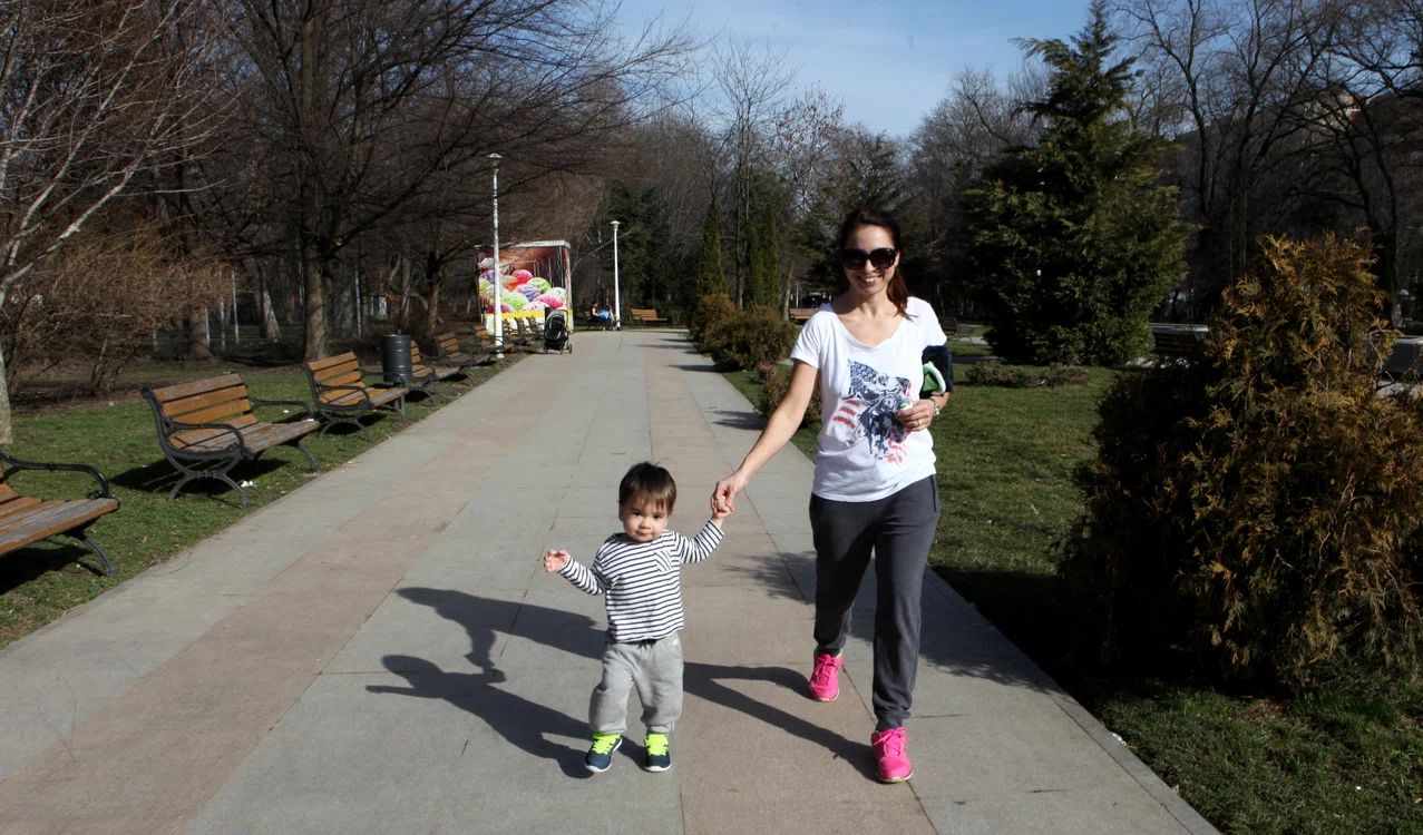 Leon a dat o tură de parc, împreună cu mama sa, Adriana