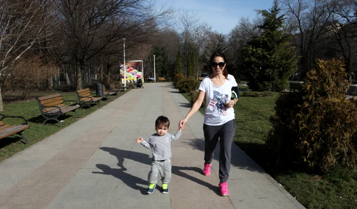 Leon a dat o tură de parc, împreună cu mama sa, Adriana