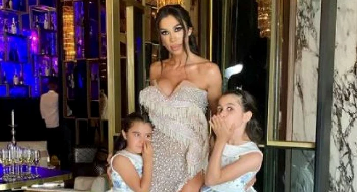 Raluca Pastramă, alături de cele două fetițe / Foto: arhivă personală