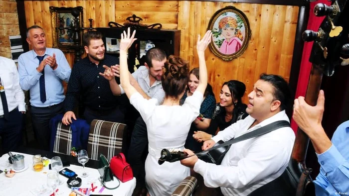 ”Muzica romă cântată live este o experiență total diferită de muzica de studio și înregistrată”
