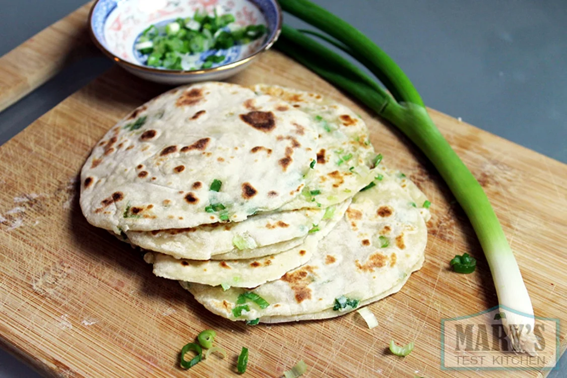 Plăcinte de primăvară cu ceapă verde FOTO  marystestkitchen.com