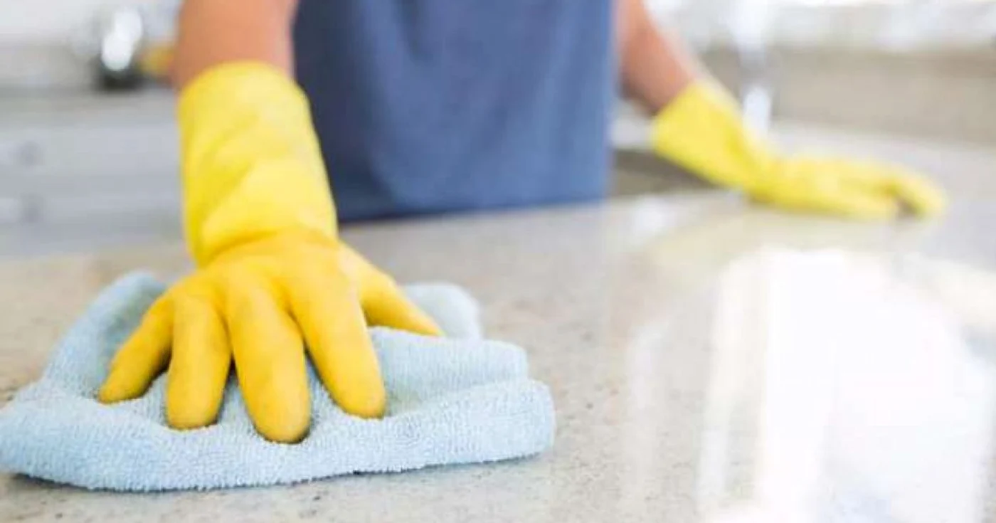 Suprafeţele trebuie dezinfectate cu soluţii potrivite pentru a ţine bolile infecţioase la distanţă