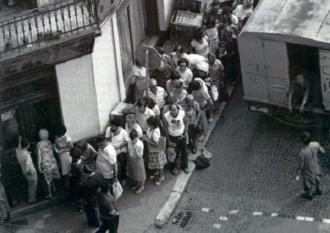 Oamenii se înghesuiau la cozi, la alimente FOTO Adevărul