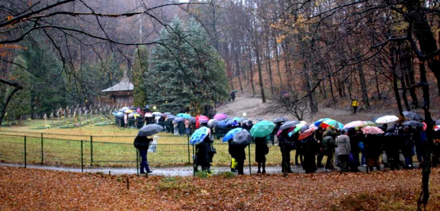 Pelerini la mormântul lui Arsenie Boca. FOTO: Daniel Guţă. ADEVĂRUL.